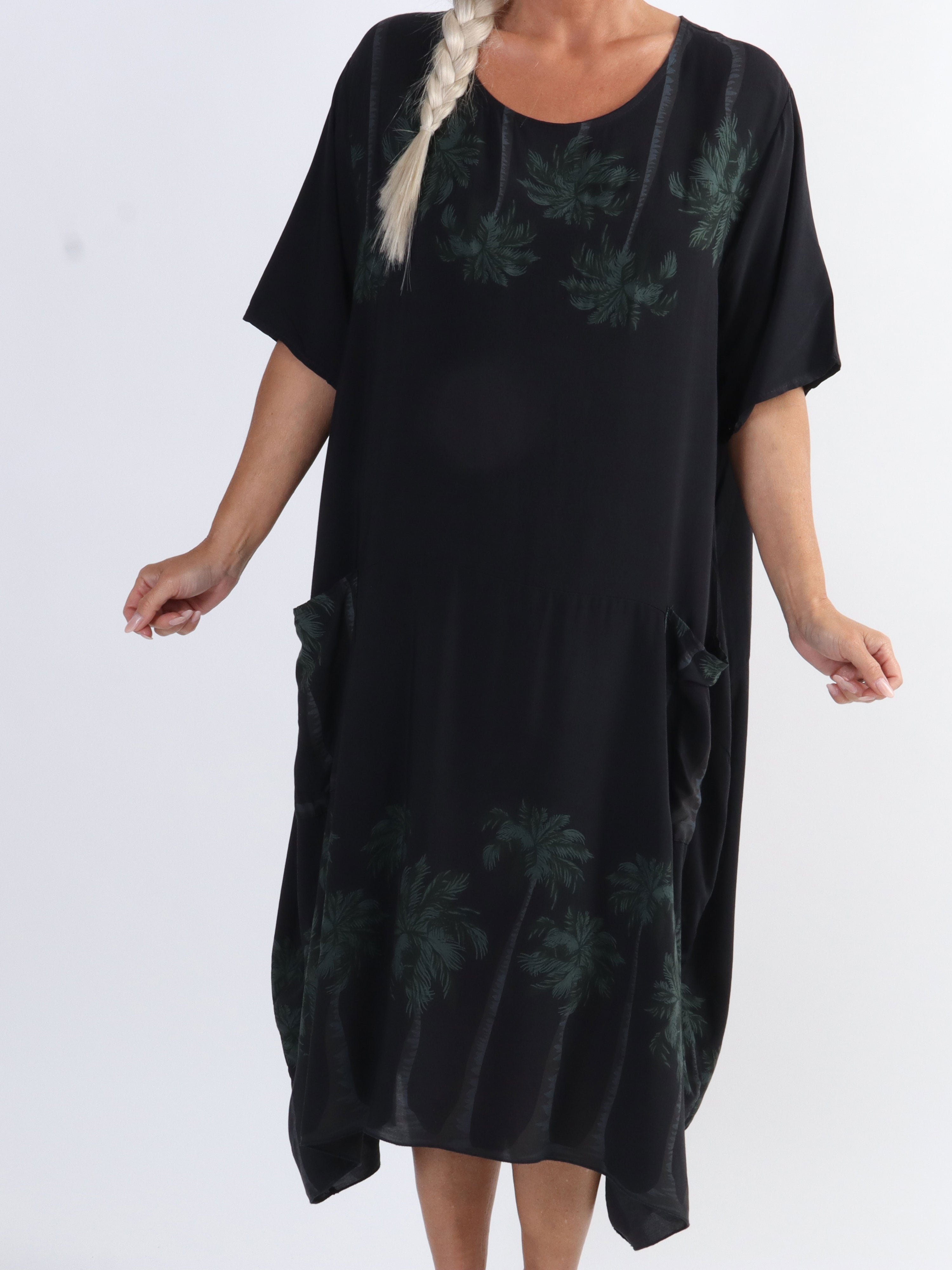 Idaline - Sød plus size kjole med palme motiver og lommer